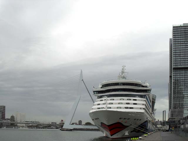Cruiseschip ms AIDAbella van AIDA Cruises aan de Cruise Terminal Rotterdam